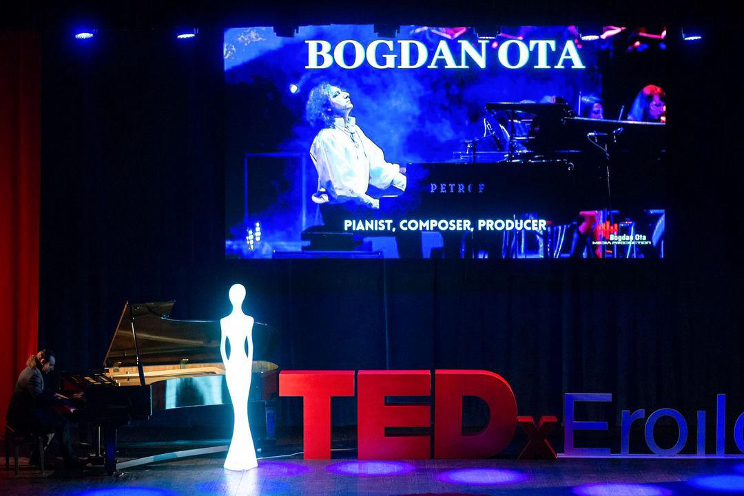 A glowing figurine adds artistry and elegance to the #TEDxEroilor stage in Cluj-Napoca, Romania