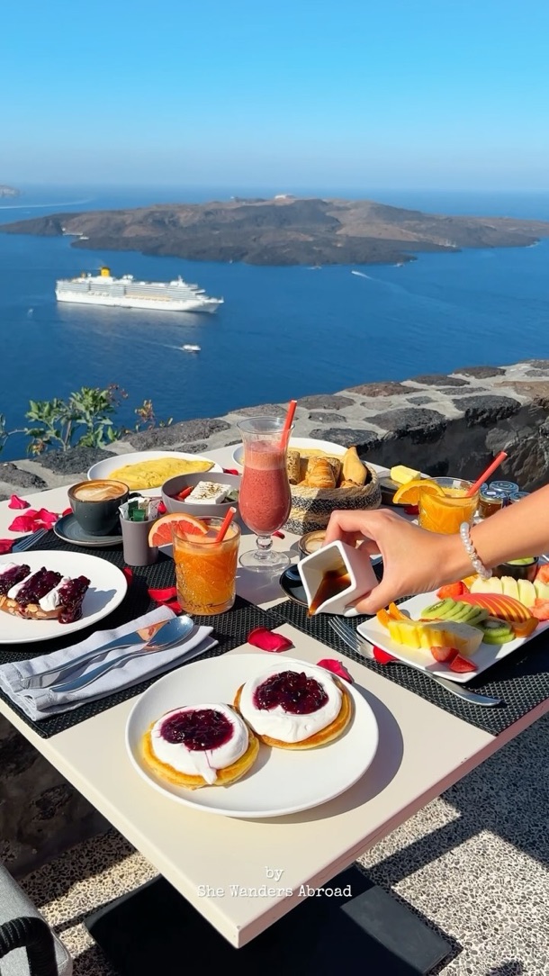 Breakfast with a view 🥐