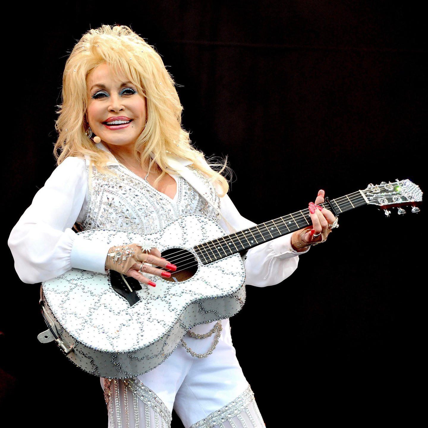 Vanities - Dolly Parton didn't mean to “stir up any controversy” with her recent entrée into the Roc